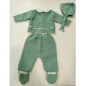 CONJUNTO BEBE EM MALHA - CAMISOLA, CALÇA E TOUCA