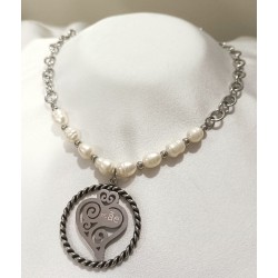 COLAR CORAÇÃO DE VIANA COM PÉROLA E A PALAVRA MÃE - AÇO INOXIDÁVEL