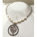 COLAR CORAÇÃO DE VIANA COM PÉROLA E A PALAVRA MÃE - AÇO INOXIDÁVEL