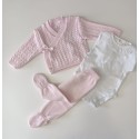 CONJUNTO BEBE EM MALHA - BODY, CALÇA E CASACO TRESPASSE
